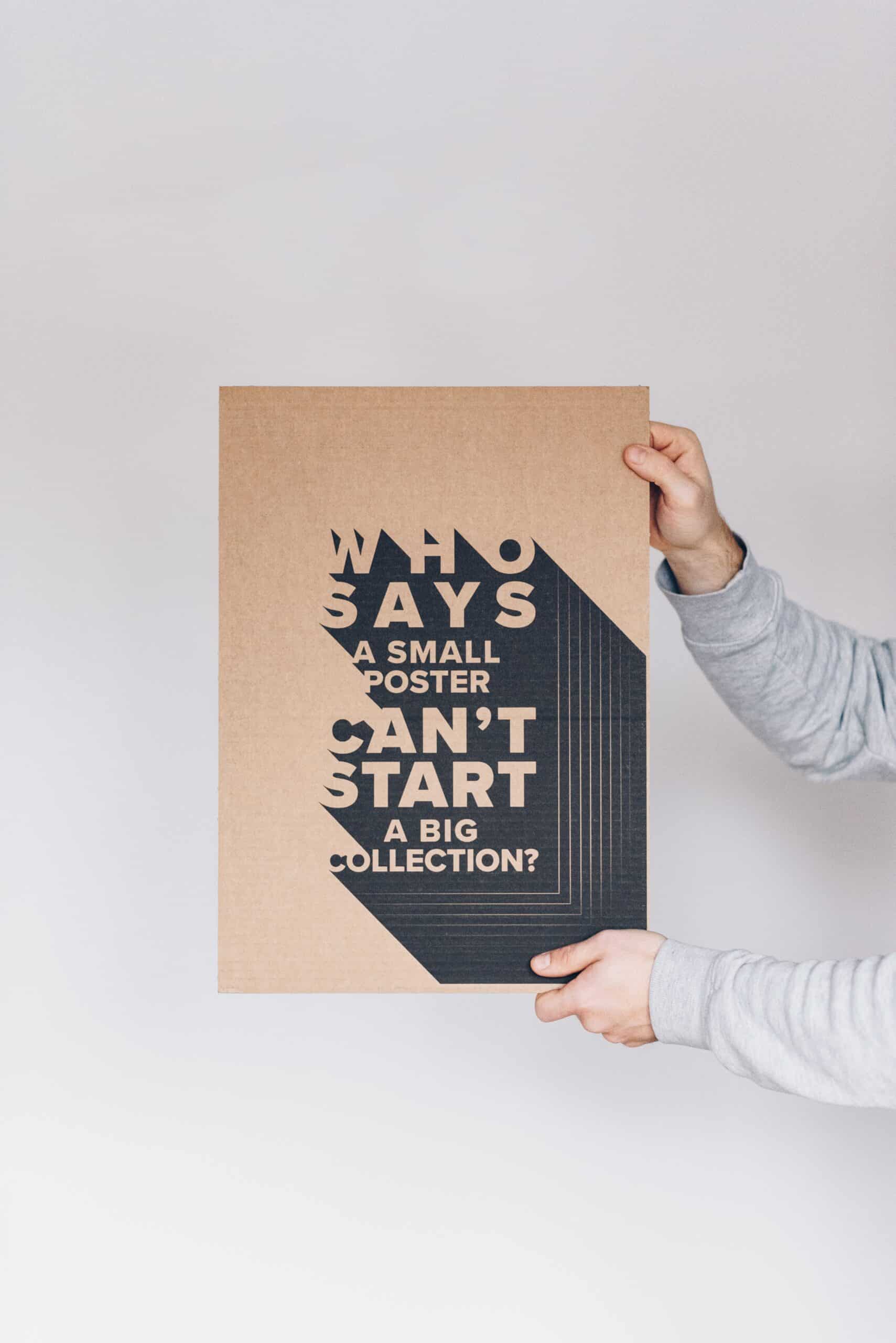 Panneau en carton avec message imprimé tenu par une personne, illustrant un support print personnalisé réalisé par COXI