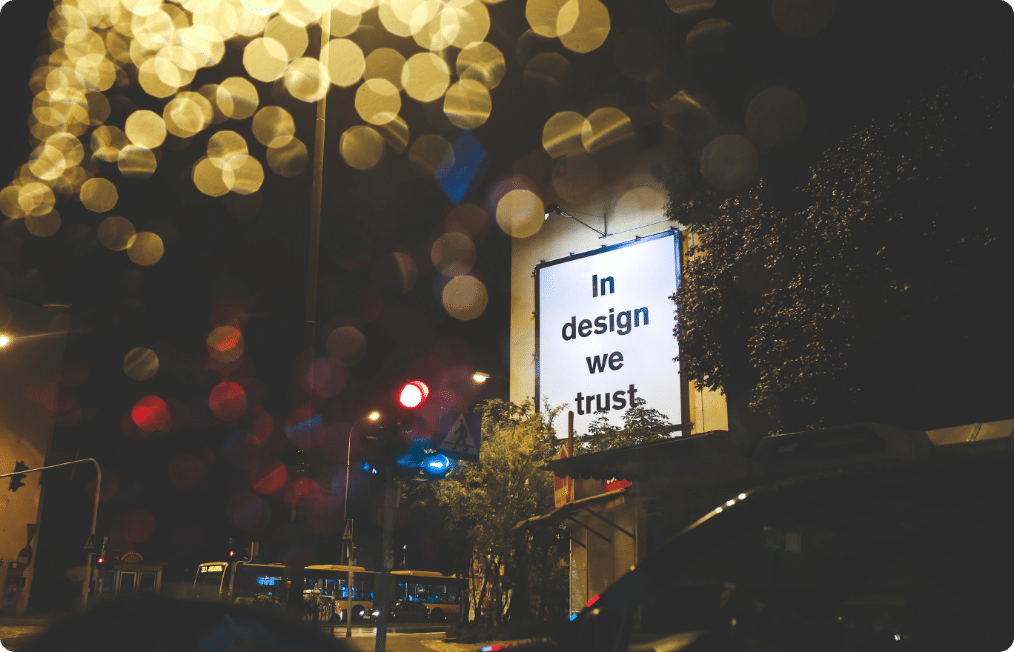 Panneau publicitaire urbain imprimé, exemple d’affichage extérieur efficace conçu par l’agence COXI