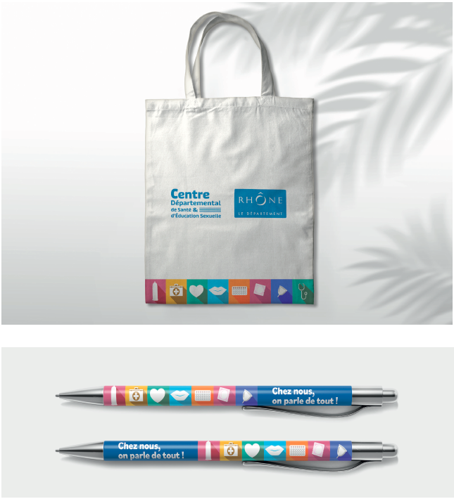 Image des goodies CDSES, incluant un sac et un stylo