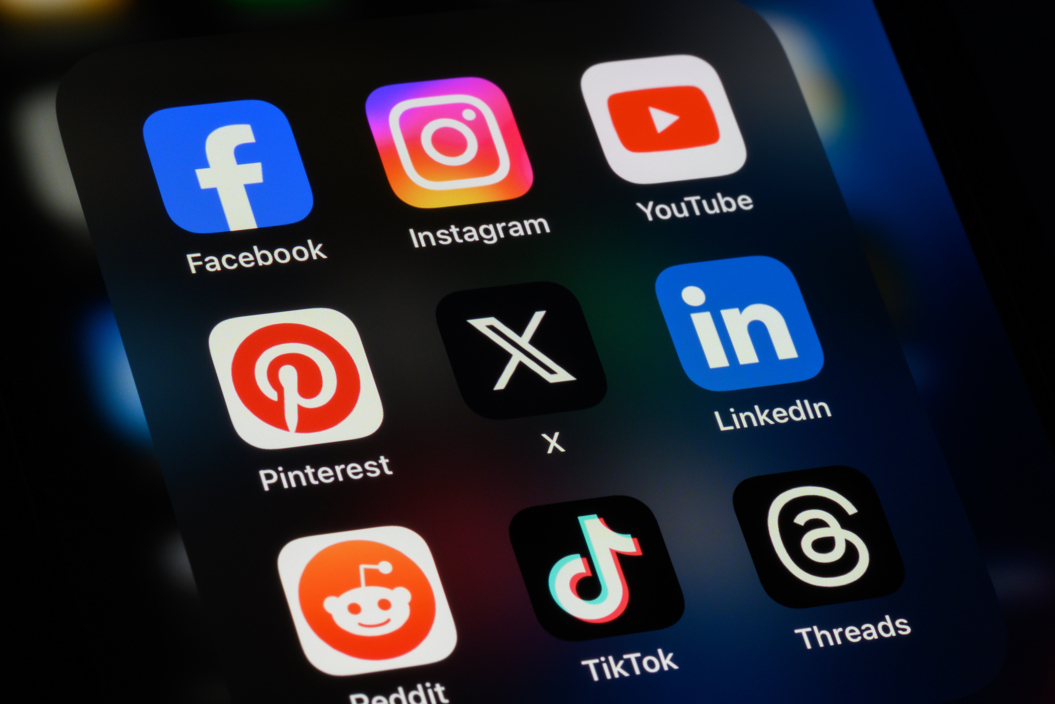 Communication print et digital connectés avec les réseaux sociaux, stratégie 360° développée par COXI